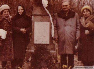 Grób rodziny Proczek – od prawej, córka Aleksandra Sroka z domu Proczek oraz syn Jan Proczek – zdjęcie z ok. 1989 r.